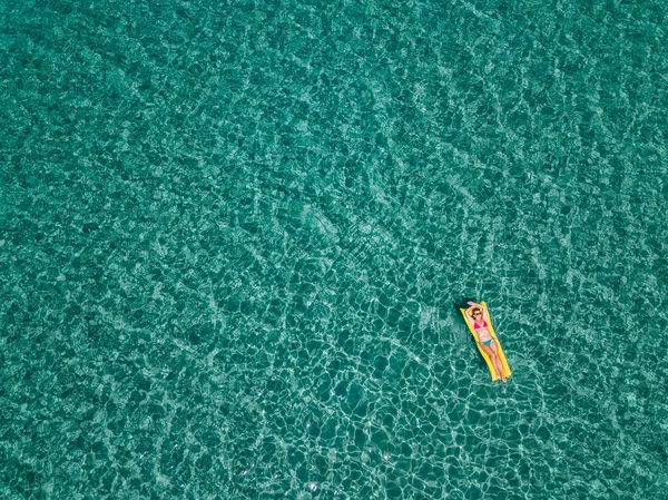 Luchtfoto Van Vrouw Drijvend Het Water Matras Turquoise Zee — Stockfoto