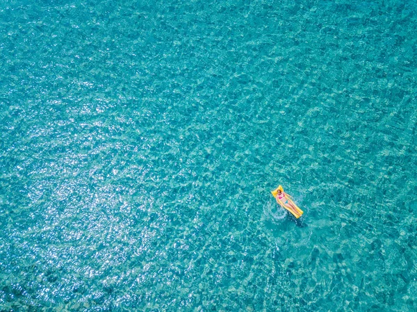 Luchtfoto Van Vrouw Drijvend Het Water Matras Turquoise Zee — Stockfoto