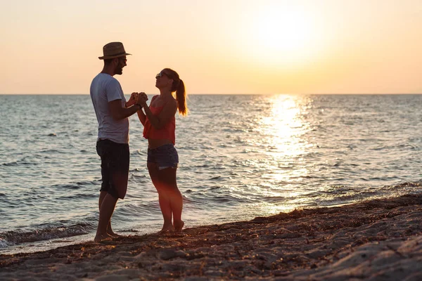 Junges Verliebtes Paar Genießt Sonnenuntergang Strand — Stockfoto