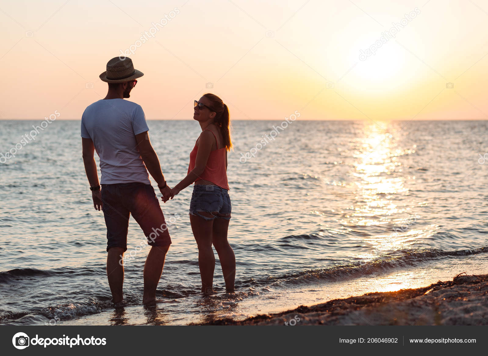 Jeune Couple Amoureux Profiter Des Coucher Soleil Sur Plage