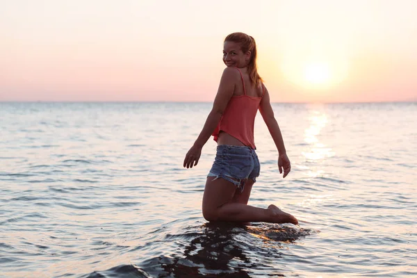 Mujer Joven Disfrutando Del Mar Puesta Sol —  Fotos de Stock