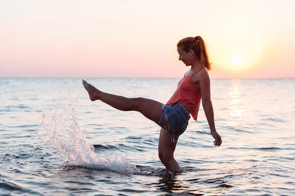 Mujer Joven Disfrutando Del Mar Puesta Sol —  Fotos de Stock