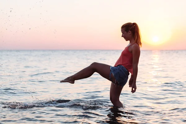 Young Woman Enjoying Sea Sunset — Stock Photo, Image