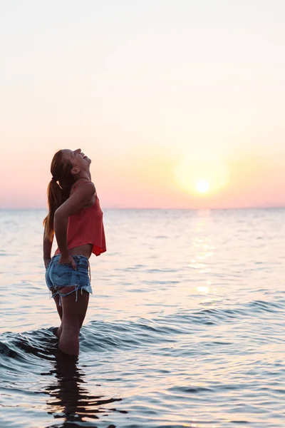 Young Woman Enjoying Sea Sunset — Stock Photo, Image