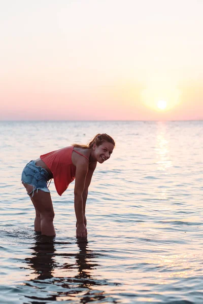 Young Woman Enjoying Sea Sunset — Stock Photo, Image