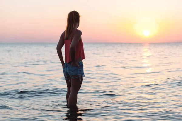Young Woman Enjoying Sea Sunset — Stock Photo, Image