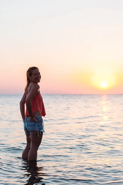 Mladá Žena Užívat Moře Západ Slunce — Stock fotografie