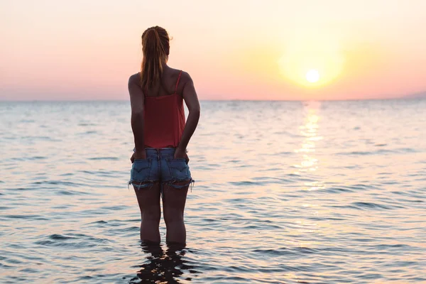 享受海和日落的年轻妇女 — 图库照片