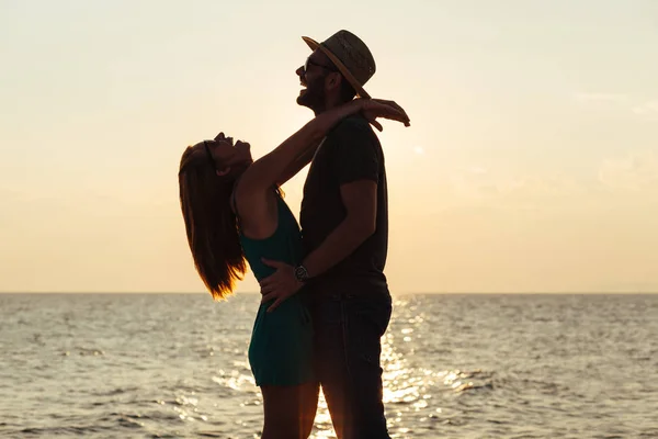 Pareja Joven Enamorada Disfrutando Puesta Sol Playa —  Fotos de Stock