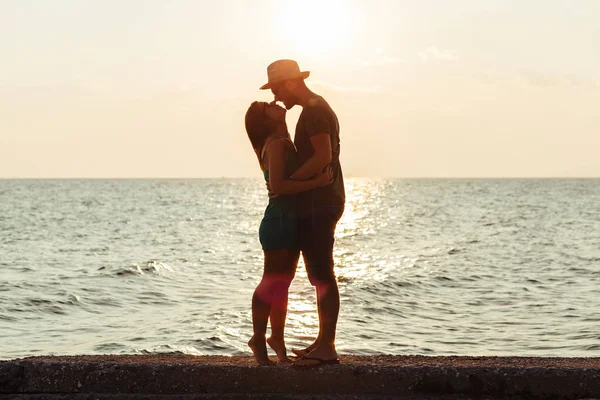 Jeune Couple Amoureux Profitant Coucher Soleil Sur Plage — Photo