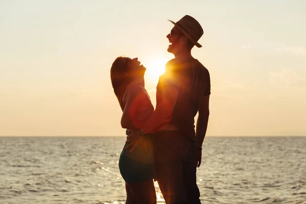 Jeune Couple Amoureux Profitant Coucher Soleil Sur Plage — Photo