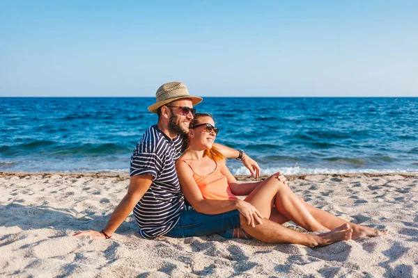 Jeune Couple Amoureux Couché Sur Plage Profitant — Photo