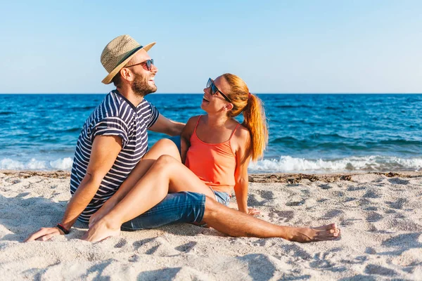 Jeune Couple Amoureux Couché Sur Plage Profitant — Photo