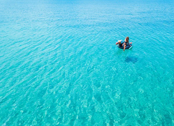 Luchtfoto Van Vrouw Drijvend Het Water Matras Turquoise Zee — Stockfoto