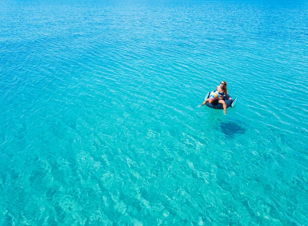 Vue Aérienne Femme Flottant Sur Matelas Eau Dans Mer Turquoise — Photo