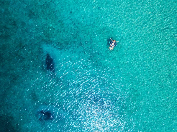 Luchtfoto Van Vrouw Drijvend Het Water Matras Turquoise Zee — Stockfoto