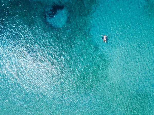 Luchtfoto Van Vrouw Drijvend Het Water Matras Turquoise Zee — Stockfoto