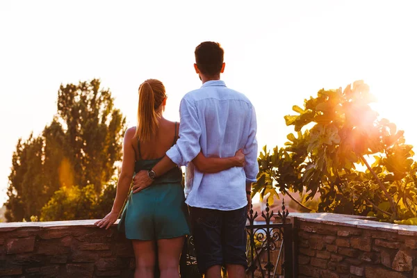 Jovem Casal Desfrutando Pôr Sol Sua Viagem — Fotografia de Stock