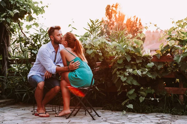 Junges Verliebtes Paar Genießt Auf Einer Terrasse — Stockfoto