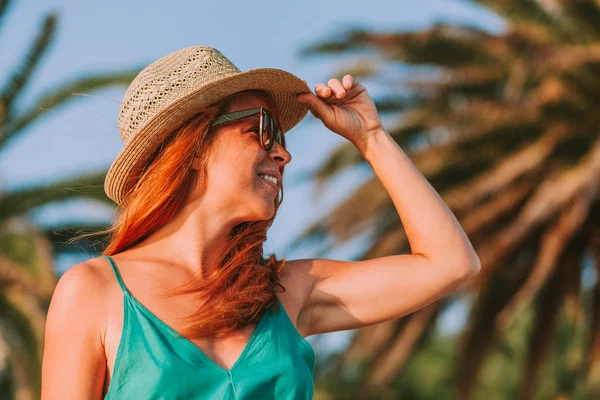 Young Woman Enjoying View Palm Trees — Stock Photo, Image