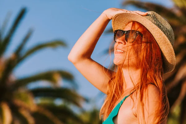 Young Woman Enjoying View Palm Trees — Stock Photo, Image