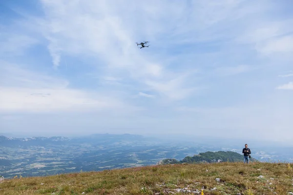 Młody Człowiek Latanie Drone Nad Górskim — Zdjęcie stockowe