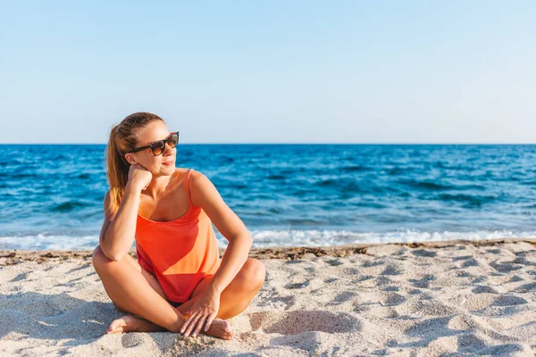 Young Woman Enjoying Beach — Stock Photo, Image