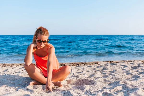 Young Woman Playing Sand Beach — Stock Photo, Image