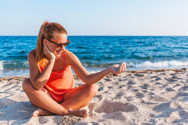 Young Woman Playing Sand Beach — Stock Photo, Image