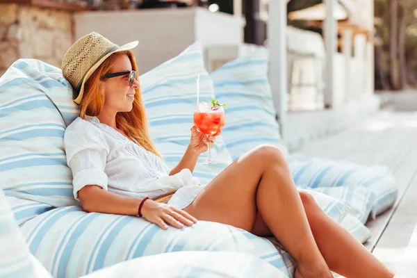 Jeune Femme Buvant Cocktail Dans Bar Plage — Photo