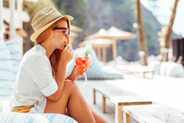 Young Woman Drinking Cocktail Beach Bar — Stock Photo, Image