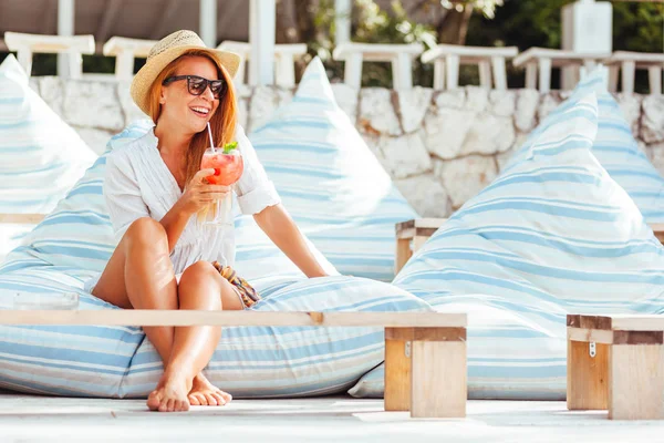 Jeune Femme Buvant Cocktail Dans Bar Plage — Photo