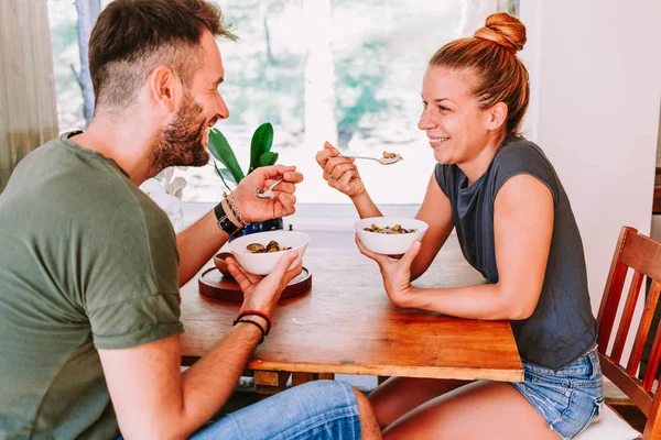 Junges Paar Isst Müsli Frühstück Esstisch — Stockfoto