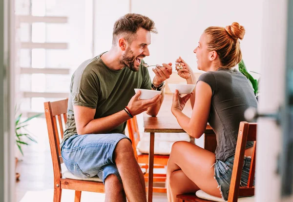 Junges Paar Isst Müsli Frühstück Esstisch — Stockfoto
