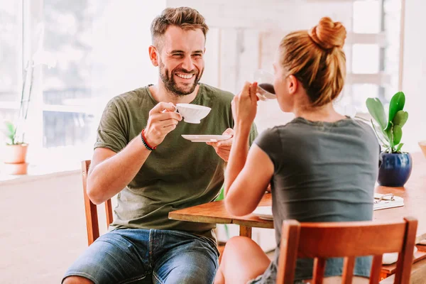 Junges Paar Trinkt Kaffee Und Hat Spaß Flirtet — Stockfoto