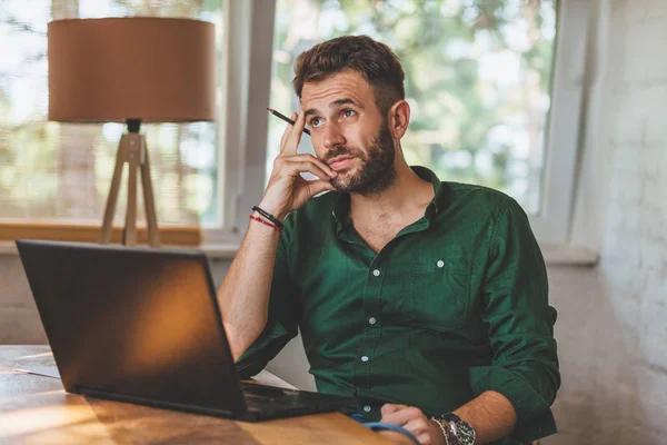 Giovane Uomo Avendo Tempo Pieno Lavoro Sul Computer Portatile — Foto Stock