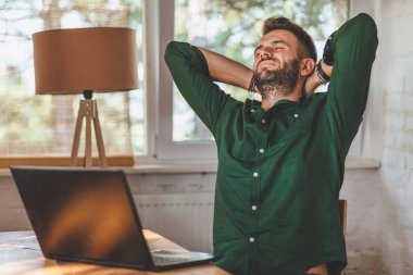 Genç adam üstünde Laptop çalışma sressful vakit geçiriyor