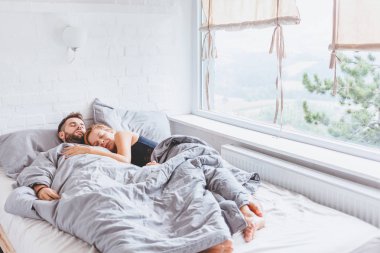 Genç çift yatak vaktinizi sabah