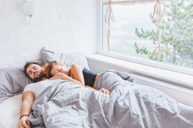 Genç çift yatak vaktinizi sabah