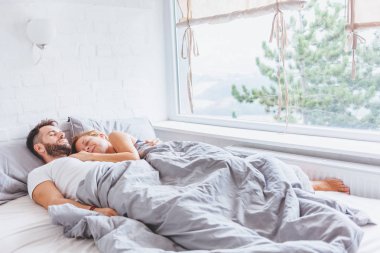 Genç çift yatak vaktinizi sabah