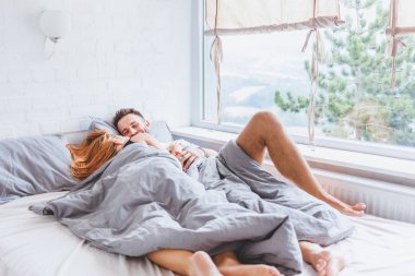 Genç çift yatak vaktinizi sabah