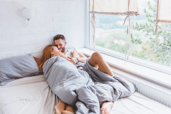 Junges Paar Genießt Die Zeit Bett Morgen — Stockfoto