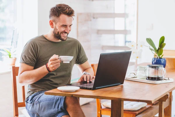 Ung Framgångsrik Man Som Arbetar Bärbar Dator Hemma — Stockfoto