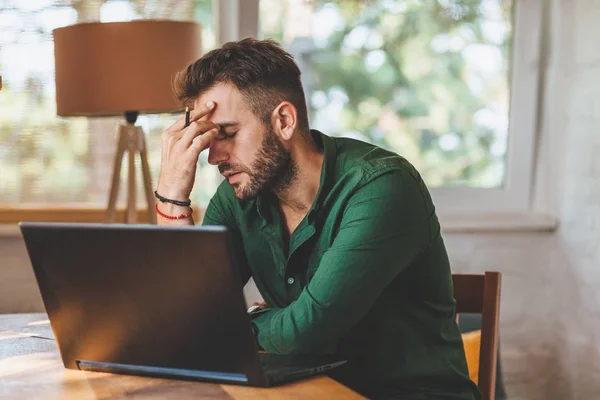 Young Man Having Stressful Time Working Laptop — Stock Photo, Image