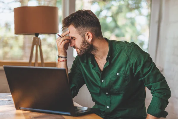 Young Man Having Stressful Time Working Laptop — Stock Photo, Image