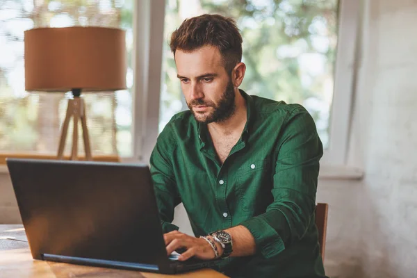 Fiatalember Akinek Stresszes Ideje Van Laptopon Dolgozni — Stock Fotó