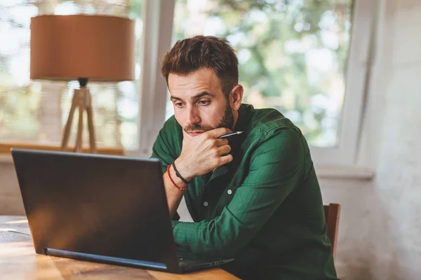 Ung Man Som Har Stressigt Arbete Laptop — Stockfoto