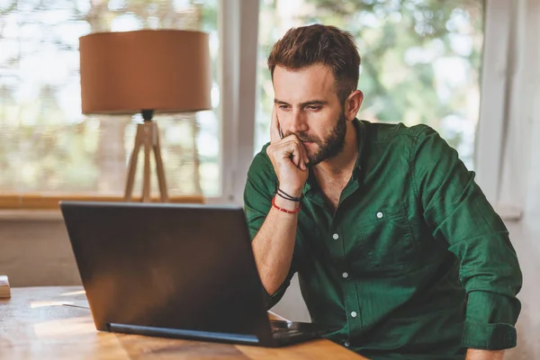 Fiatalember Akinek Stresszes Ideje Van Laptopon Dolgozni — Stock Fotó