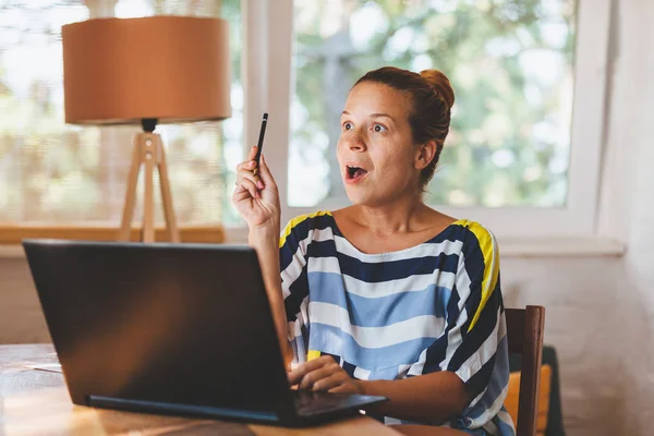 Mujer Joven Que Trabaja Ordenador Portátil Oficina Casa — Foto de Stock