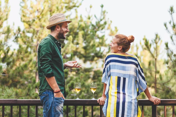 Młoda Para Flirtuje Balkonie Picia Białego Wina — Zdjęcie stockowe